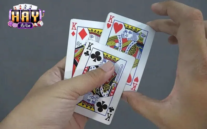 Khoảnh khắc chờ lật bài